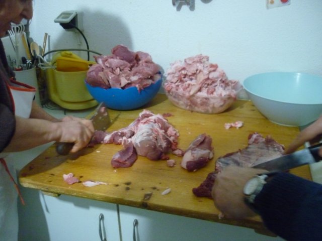selezione della carne di maiale per la soppressata e la salsiccia
